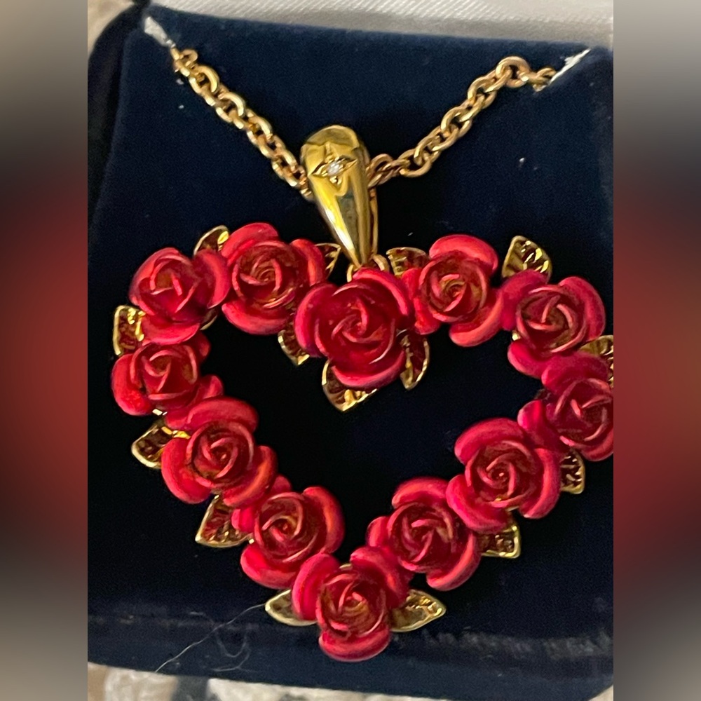 Danbury Mint DM 98 Dozen Roses Heart Necklace 14kt  Gold plated w/ Chain 20in